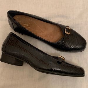 NWOB Clarks Artisan patent leather pumps. Navy blue. Size: 5 1/2